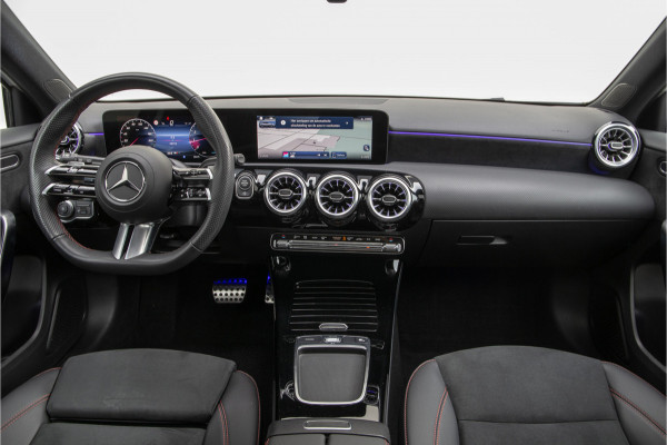 Mercedes-Benz A-Klasse 200 AMG Premium, Pano, Nightpack, Facelift, Widescreen, Sfeerverlichting