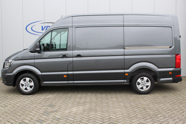 Volkswagen Crafter 30 2.0-177pk TDI L3H3 Highline AUTOMAAT ! Zeer luxe VW Crafter ! Airco, navigatie, camera, parkeersensoren v+a, ergonomische chauffeursstoel masserend en verend, bijrijdersbank, metallic lak, LM wielen, trekhaak, laadruimte betimmerd, cruise control etc. e