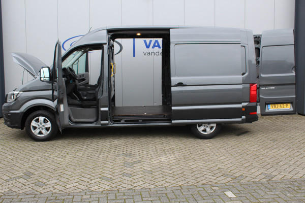 Volkswagen Crafter 30 2.0-177pk TDI L3H3 Highline AUTOMAAT ! Zeer luxe VW Crafter ! Airco, navigatie, camera, parkeersensoren v+a, ergonomische chauffeursstoel masserend en verend, bijrijdersbank, metallic lak, LM wielen, trekhaak, laadruimte betimmerd, cruise control etc. e