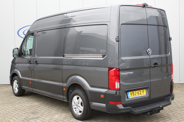 Volkswagen Crafter 30 2.0-177pk TDI L3H3 Highline AUTOMAAT ! Zeer luxe VW Crafter ! Airco, navigatie, camera, parkeersensoren v+a, ergonomische chauffeursstoel masserend en verend, bijrijdersbank, metallic lak, LM wielen, trekhaak, laadruimte betimmerd, cruise control etc. e