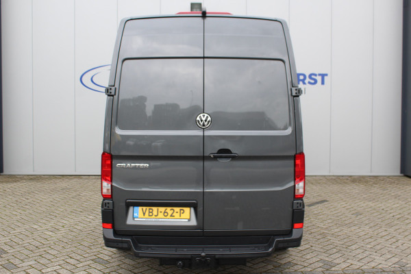 Volkswagen Crafter 30 2.0-177pk TDI L3H3 Highline AUTOMAAT ! Zeer luxe VW Crafter ! Airco, navigatie, camera, parkeersensoren v+a, ergonomische chauffeursstoel masserend en verend, bijrijdersbank, metallic lak, LM wielen, trekhaak, laadruimte betimmerd, cruise control etc. e