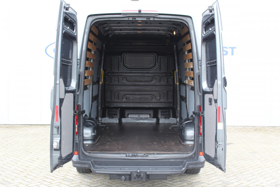 Volkswagen Crafter 30 2.0-177pk TDI L3H3 Highline AUTOMAAT ! Zeer luxe VW Crafter ! Airco, navigatie, camera, parkeersensoren v+a, ergonomische chauffeursstoel masserend en verend, bijrijdersbank, metallic lak, LM wielen, trekhaak, laadruimte betimmerd, cruise control etc. e