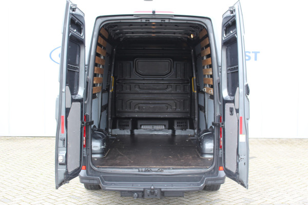 Volkswagen Crafter 30 2.0-177pk TDI L3H3 Highline AUTOMAAT ! Zeer luxe VW Crafter ! Airco, navigatie, camera, parkeersensoren v+a, ergonomische chauffeursstoel masserend en verend, bijrijdersbank, metallic lak, LM wielen, trekhaak, laadruimte betimmerd, cruise control etc. e