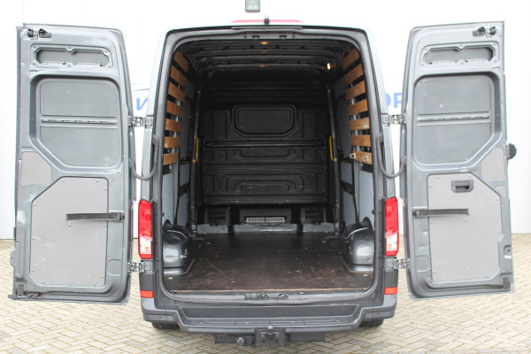 Volkswagen Crafter 30 2.0-177pk TDI L3H3 Highline AUTOMAAT ! Zeer luxe VW Crafter ! Airco, navigatie, camera, parkeersensoren v+a, ergonomische chauffeursstoel masserend en verend, bijrijdersbank, metallic lak, LM wielen, trekhaak, laadruimte betimmerd, cruise control etc. e