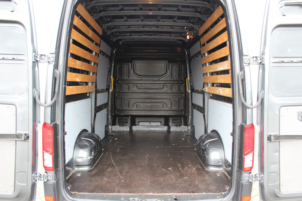 Volkswagen Crafter 30 2.0-177pk TDI L3H3 Highline AUTOMAAT ! Zeer luxe VW Crafter ! Airco, navigatie, camera, parkeersensoren v+a, ergonomische chauffeursstoel masserend en verend, bijrijdersbank, metallic lak, LM wielen, trekhaak, laadruimte betimmerd, cruise control etc. e