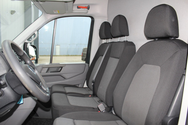 Volkswagen Crafter 30 2.0-177pk TDI L3H3 Highline AUTOMAAT ! Zeer luxe VW Crafter ! Airco, navigatie, camera, parkeersensoren v+a, ergonomische chauffeursstoel masserend en verend, bijrijdersbank, metallic lak, LM wielen, trekhaak, laadruimte betimmerd, cruise control etc. e