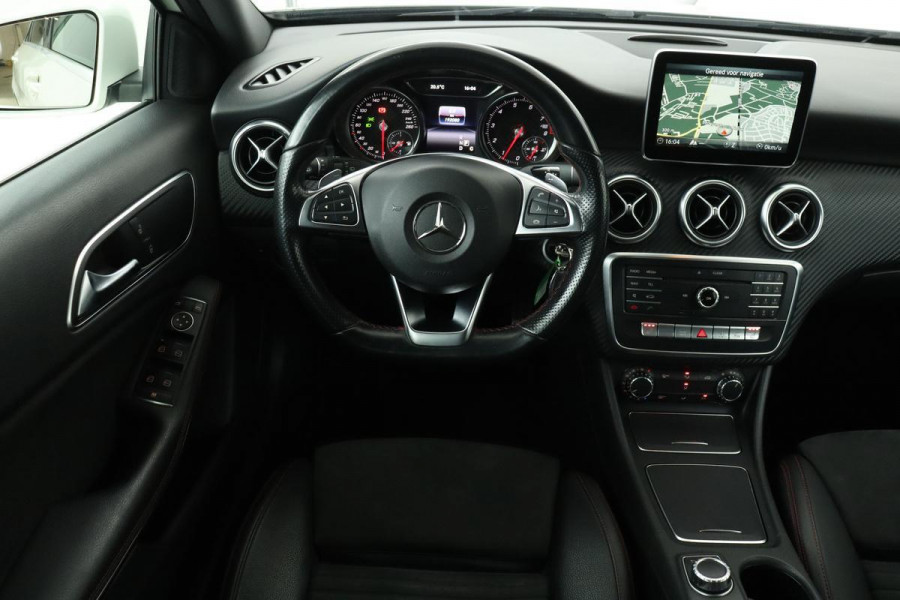 Mercedes-Benz A-Klasse 180 AMG | Panoramadak | Stoelverwarming | Park Assist | Full LED | Navigatie | Bluetooth | Airco | Cruise control