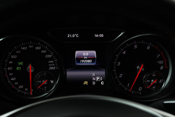 Mercedes-Benz A-Klasse 180 AMG | Panoramadak | Stoelverwarming | Park Assist | Full LED | Navigatie | Bluetooth | Airco | Cruise control