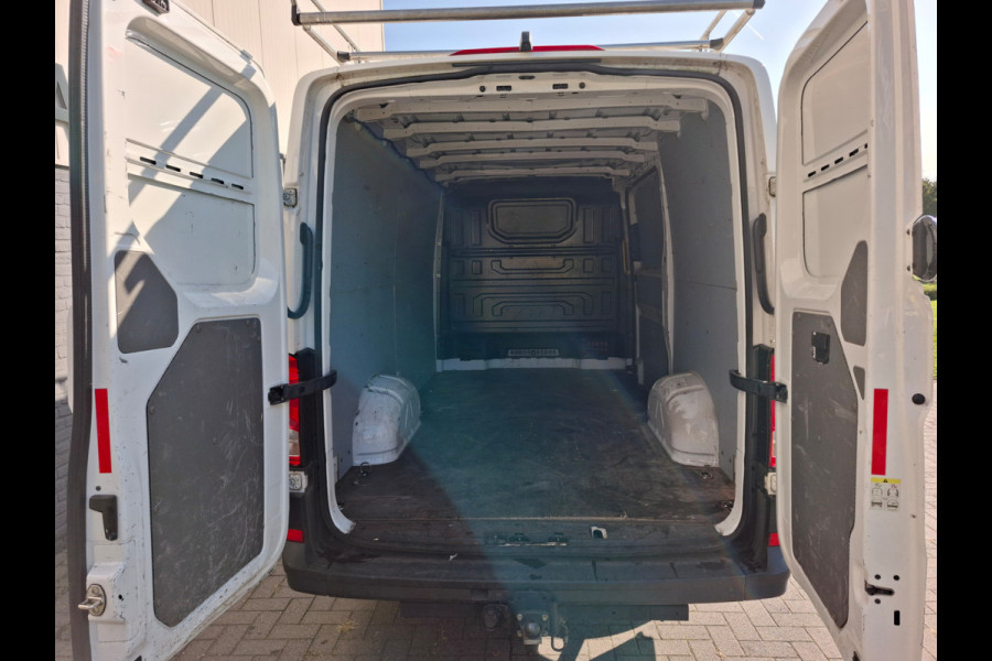 Volkswagen Crafter 2.0TDI L2H1 Airco 3-Pers. Trekhaak PDC Camera 2500kg trekvermogen Cruise Control Schuifdeur Imperiaal Bluetooth Betonplex-vloer Business Euro 6