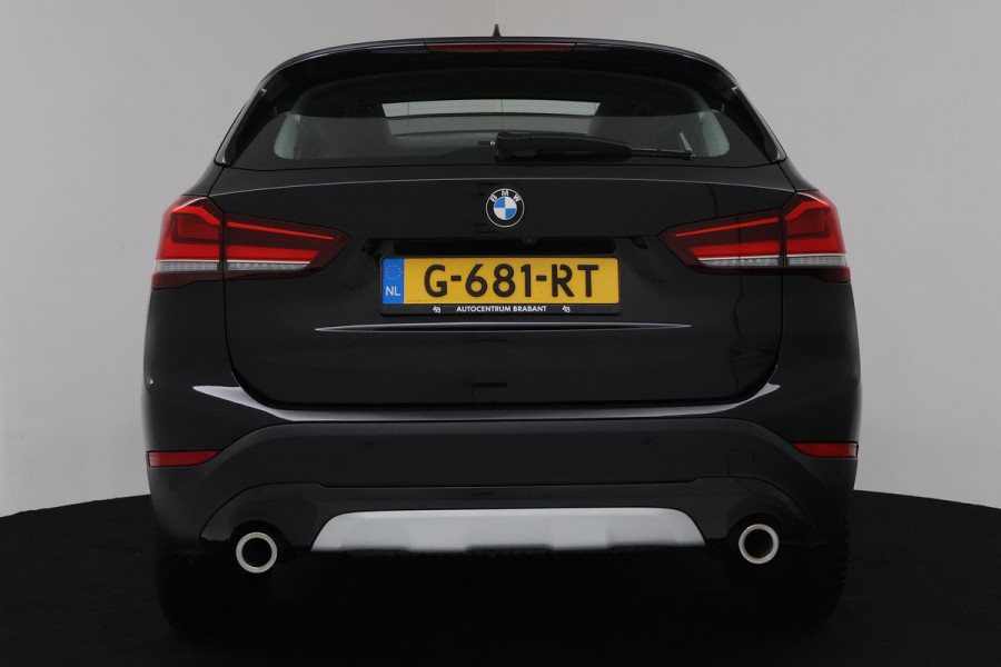 BMW X1 SDrive20i VDL Nedcar Edition Automaat (CAMERA, NAVIGATIE, PANORAMADAK, STOELV, PDC, CRUISE, NL-AUTO, DEALER ONDERHOUDEN)