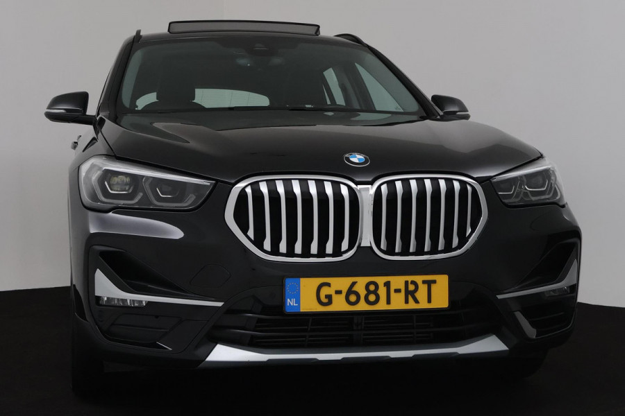 BMW X1 SDrive20i VDL Nedcar Edition Automaat (CAMERA, NAVIGATIE, PANORAMADAK, STOELV, PDC, CRUISE, NL-AUTO, DEALER ONDERHOUDEN)