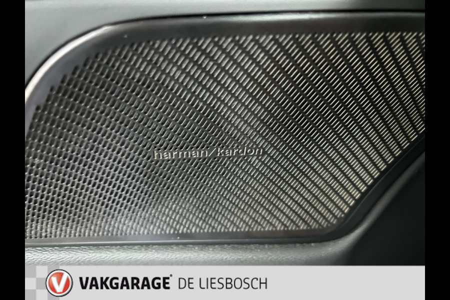 Volvo V60 2.0 T8 Twin Engine AWD R-Design 300pk / Leder / camera / trekhaak / Harman-Kardon