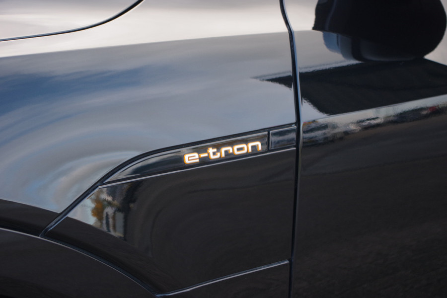 Audi e-tron e-tron 50 quattro Launch Ed. + 71 kWh, Afn. Trekhaak, Panoramadak, Head-Up Display, B&O Sound