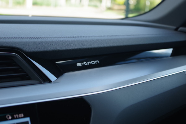 Audi e-tron e-tron 50 quattro Launch Ed. + 71 kWh, Afn. Trekhaak, Panoramadak, Head-Up Display, B&O Sound