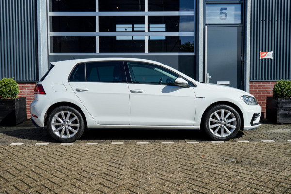 Volkswagen Golf 1.5 TSI R-Line, Adaptieve Cruisecontrol, Apple Carplay & Android Auto, Parkeersensoren Voor en Achter, 17 inch LM