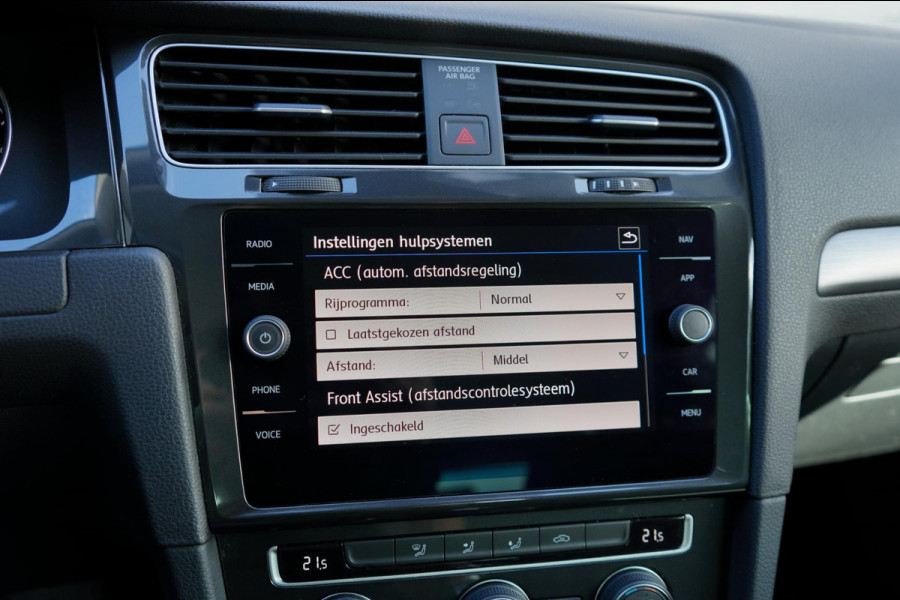 Volkswagen Golf 1.5 TSI R-Line, Adaptieve Cruisecontrol, Apple Carplay & Android Auto, Parkeersensoren Voor en Achter, 17 inch LM