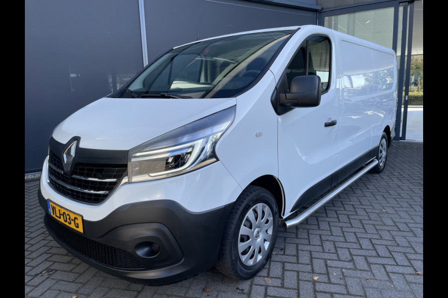 Renault Trafic 2.0 dCi 120 T29 L2H1 Airco - Cruise control - Parkeer sensoren achter - Navigatie - Radio - USB/AUX - DAB - Bluetooth - Trekhaak - Licht metalen velgen - Ramen electrisch voor - Voorstoelen verwarmbaar en verstelbaar - B-stoel IHV - 2 zitplaatsen voor - zijwand betimmering - laadvloer - zijschuifdeur rechts - tussenschot volledig