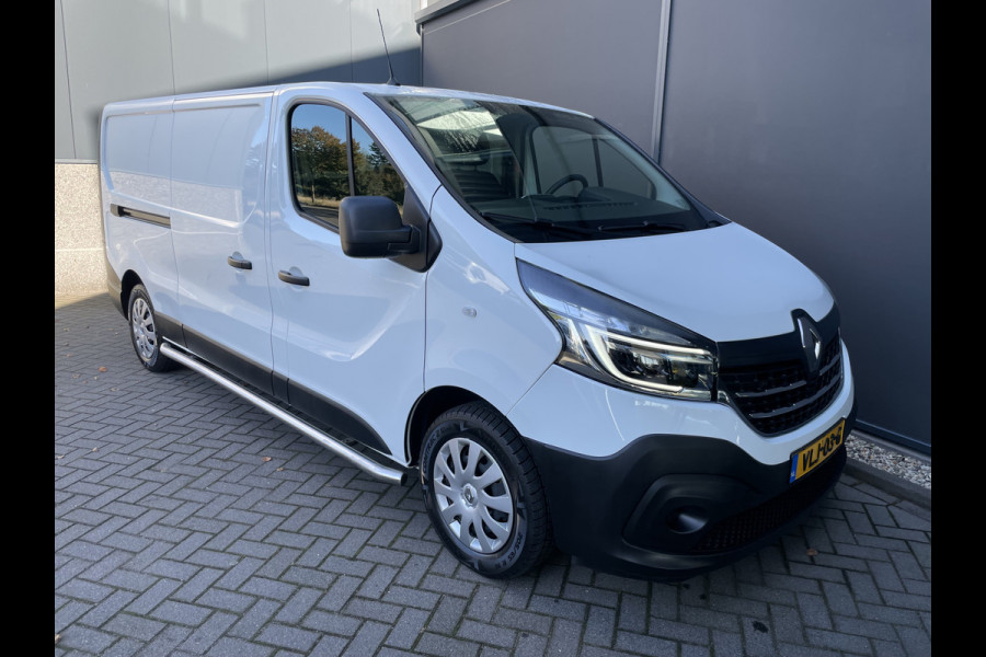 Renault Trafic 2.0 dCi 120 T29 L2H1 Airco - Cruise control - Parkeer sensoren achter - Navigatie - Radio - USB/AUX - DAB - Bluetooth - Trekhaak - Licht metalen velgen - Ramen electrisch voor - Voorstoelen verwarmbaar en verstelbaar - B-stoel IHV - 2 zitplaatsen voor - zijwand betimmering - laadvloer - zijschuifdeur rechts - tussenschot volledig