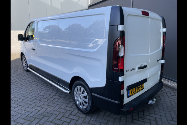 Renault Trafic 2.0 dCi 120 T29 L2H1 Airco - Cruise control - Parkeer sensoren achter - Navigatie - Radio - USB/AUX - DAB - Bluetooth - Trekhaak - Licht metalen velgen - Ramen electrisch voor - Voorstoelen verwarmbaar en verstelbaar - B-stoel IHV - 2 zitplaatsen voor - zijwand betimmering - laadvloer - zijschuifdeur rechts - tussenschot volledig