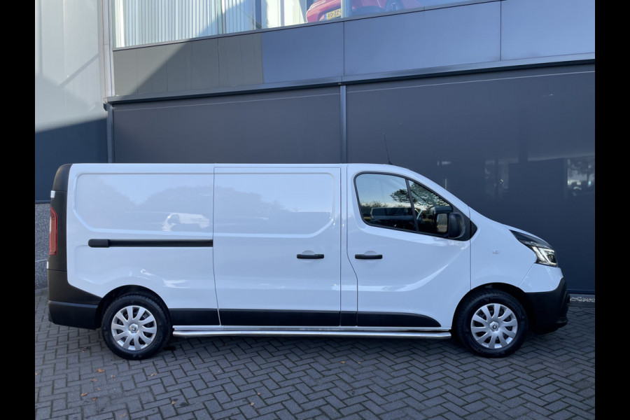 Renault Trafic 2.0 dCi 120 T29 L2H1 Airco - Cruise control - Parkeer sensoren achter - Navigatie - Radio - USB/AUX - DAB - Bluetooth - Trekhaak - Licht metalen velgen - Ramen electrisch voor - Voorstoelen verwarmbaar en verstelbaar - B-stoel IHV - 2 zitplaatsen voor - zijwand betimmering - laadvloer - zijschuifdeur rechts - tussenschot volledig