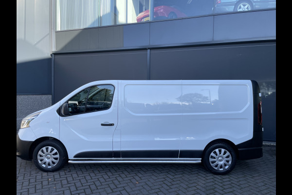 Renault Trafic 2.0 dCi 120 T29 L2H1 Airco - Cruise control - Parkeer sensoren achter - Navigatie - Radio - USB/AUX - DAB - Bluetooth - Trekhaak - Licht metalen velgen - Ramen electrisch voor - Voorstoelen verwarmbaar en verstelbaar - B-stoel IHV - 2 zitplaatsen voor - zijwand betimmering - laadvloer - zijschuifdeur rechts - tussenschot volledig