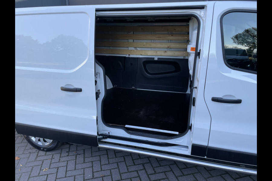 Renault Trafic 2.0 dCi 120 T29 L2H1 Airco - Cruise control - Parkeer sensoren achter - Navigatie - Radio - USB/AUX - DAB - Bluetooth - Trekhaak - Licht metalen velgen - Ramen electrisch voor - Voorstoelen verwarmbaar en verstelbaar - B-stoel IHV - 2 zitplaatsen voor - zijwand betimmering - laadvloer - zijschuifdeur rechts - tussenschot volledig