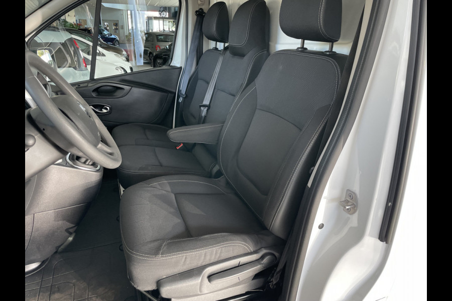 Renault Trafic 2.0 dCi 120 T29 L2H1 Airco - Cruise control - Parkeer sensoren achter - Navigatie - Radio - USB/AUX - DAB - Bluetooth - Trekhaak - Licht metalen velgen - Ramen electrisch voor - Voorstoelen verwarmbaar en verstelbaar - B-stoel IHV - 2 zitplaatsen voor - zijwand betimmering - laadvloer - zijschuifdeur rechts - tussenschot volledig