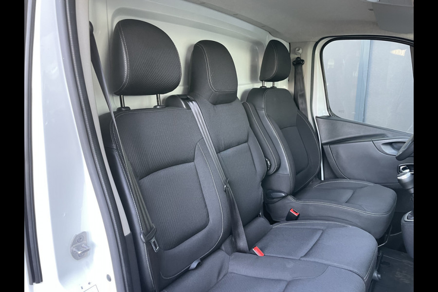 Renault Trafic 2.0 dCi 120 T29 L2H1 Airco - Cruise control - Parkeer sensoren achter - Navigatie - Radio - USB/AUX - DAB - Bluetooth - Trekhaak - Licht metalen velgen - Ramen electrisch voor - Voorstoelen verwarmbaar en verstelbaar - B-stoel IHV - 2 zitplaatsen voor - zijwand betimmering - laadvloer - zijschuifdeur rechts - tussenschot volledig