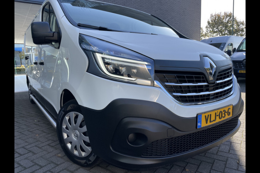 Renault Trafic 2.0 dCi 120 T29 L2H1 Airco - Cruise control - Parkeer sensoren achter - Navigatie - Radio - USB/AUX - DAB - Bluetooth - Trekhaak - Licht metalen velgen - Ramen electrisch voor - Voorstoelen verwarmbaar en verstelbaar - B-stoel IHV - 2 zitplaatsen voor - zijwand betimmering - laadvloer - zijschuifdeur rechts - tussenschot volledig