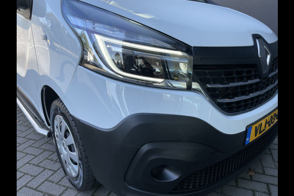 Renault Trafic 2.0 dCi 120 T29 L2H1 Airco - Cruise control - Parkeer sensoren achter - Navigatie - Radio - USB/AUX - DAB - Bluetooth - Trekhaak - Licht metalen velgen - Ramen electrisch voor - Voorstoelen verwarmbaar en verstelbaar - B-stoel IHV - 2 zitplaatsen voor - zijwand betimmering - laadvloer - zijschuifdeur rechts - tussenschot volledig