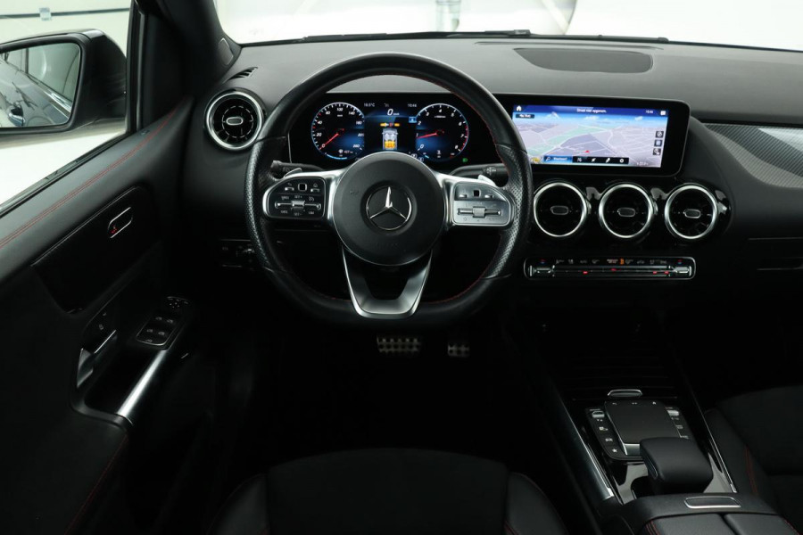 Mercedes-Benz B-Klasse 200 AMG | Carplay | Stoelverwarming | Camera | Half leder | Full LED | Park Assist | Navigatie