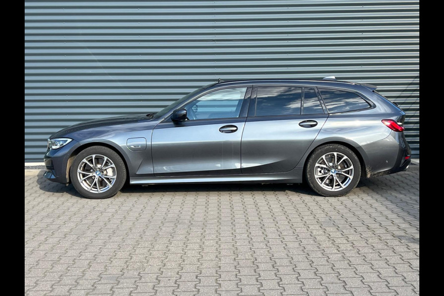 BMW 3 Serie Touring 330e Sportline Plug in Hybrid PHEV | Trekhaak af Fabriek | Panodak | Laser Led | Adaptive Cruise | Head-up Display | Carplay | Sportstoelen Verwarmd |