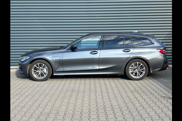 BMW 3 Serie Touring 330e Sportline Plug in Hybrid PHEV | Trekhaak af Fabriek | Panodak | Laser Led | Adaptive Cruise | Head-up Display | Carplay | Sportstoelen Verwarmd |