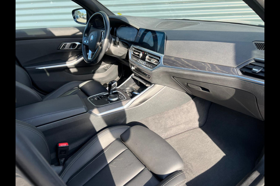 BMW 3 Serie Touring 330e Sportline Plug in Hybrid PHEV | Trekhaak af Fabriek | Panodak | Laser Led | Adaptive Cruise | Head-up Display | Carplay | Sportstoelen Verwarmd |