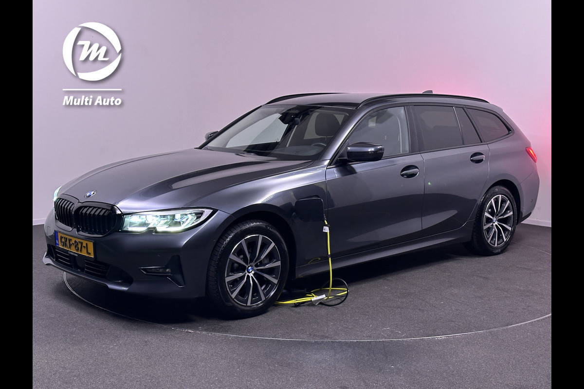 BMW 3 Serie Touring 330e Sportline Plug in Hybrid 293pk PHEV | Lederen Sportstoelen | Trekhaak af Fabriek | Adaptive Cruise | Harman Kardon | Laser LED | Head Up | Sfeerverlichting | Apple Carplay |