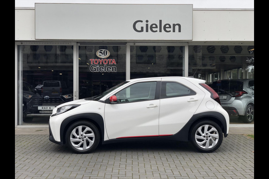 Toyota Aygo X 1.0 VVT-i First | Apple CarPlay/Android Auto, Lichtmetalen velgen, Licht + Regensensor, Parkeersensoren, Stuurbediening