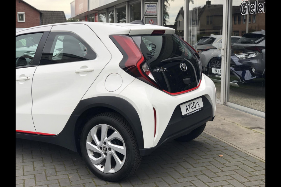 Toyota Aygo X 1.0 VVT-i First | Apple CarPlay/Android Auto, Lichtmetalen velgen, Licht + Regensensor, Parkeersensoren, Stuurbediening