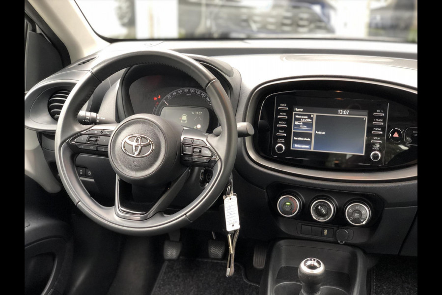 Toyota Aygo X 1.0 VVT-i First | Apple CarPlay/Android Auto, Lichtmetalen velgen, Licht + Regensensor, Parkeersensoren, Stuurbediening