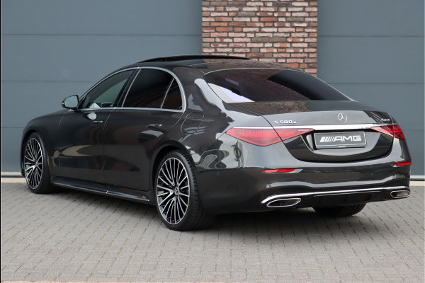 Mercedes-Benz S-Klasse 580 e 4MATIC Lang AMG Line Aut9 | First-Class Rear Executivepakket | Luchtvering | Achterasbesturing | Distronic+ | Burmester 4D | Koelbox | MBUX Tablet | Schermen Achterin | Chauffeurspakket | Exclusive Leder | Massage | Stoelventilatie | Verwarmd Stuurwiel |