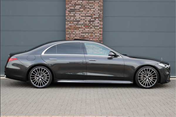 Mercedes-Benz S-Klasse 580 e 4MATIC Lang AMG Line Aut9 | First-Class Rear Executivepakket | Luchtvering | Achterasbesturing | Distronic+ | Burmester 4D | Koelbox | MBUX Tablet | Schermen Achterin | Chauffeurspakket | Exclusive Leder | Massage | Stoelventilatie | Verwarmd Stuurwiel |