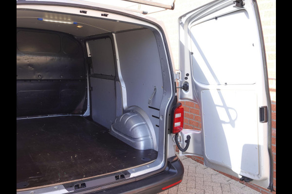 Volkswagen Transporter 2.0 TDI L1H1 Highline Airco Navigatie  Cruise control Imperiaal Trekhaak