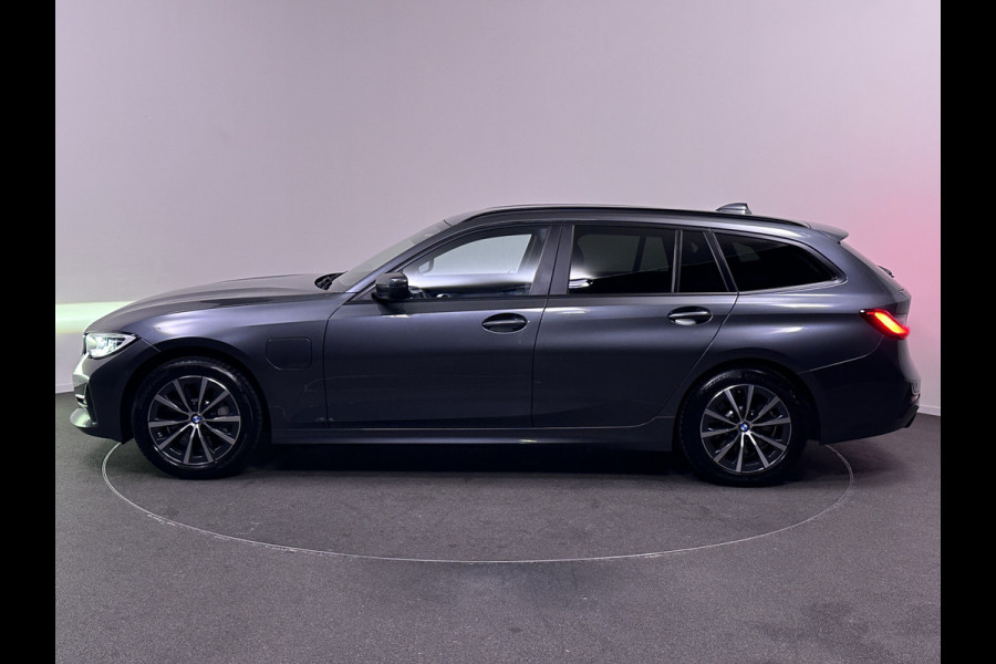 BMW 3 Serie Touring 330e Sportline Plug in Hybrid 293pk PHEV | Lederen Sportstoelen | Trekhaak af Fabriek | Adaptive Cruise | Harman Kardon | Laser LED | Head Up | Sfeerverlichting | Apple Carplay |