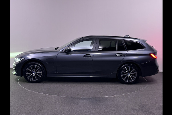 BMW 3 Serie Touring 330e Sportline Plug in Hybrid 293pk PHEV | Lederen Sportstoelen | Trekhaak af Fabriek | Adaptive Cruise | Harman Kardon | Laser LED | Head Up | Sfeerverlichting | Apple Carplay |