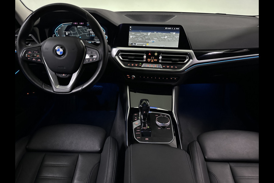 BMW 3 Serie Touring 330e Sportline Plug in Hybrid 293pk PHEV | Lederen Sportstoelen | Trekhaak af Fabriek | Adaptive Cruise | Harman Kardon | Laser LED | Head Up | Sfeerverlichting | Apple Carplay |