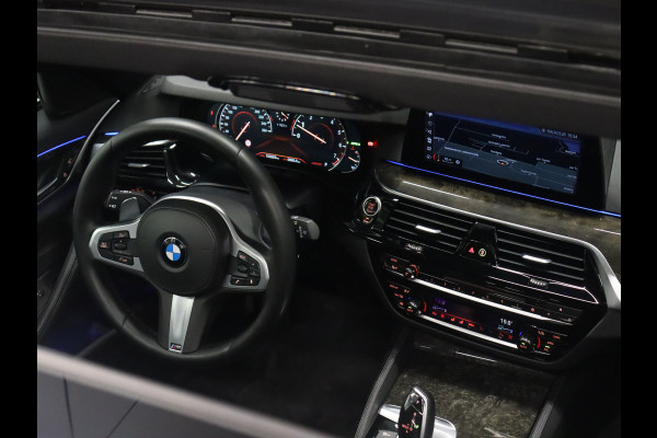 BMW 5 Serie Touring 530i M Sport [SCHUIFKANTELDAK, HEAD-UP, CAMERA, DIGITAL DASH, SFEERVERLICHT, STOELVENTILATIE, ELEK. STOELEN, VOL LEDER, NIEUWSTAAT]