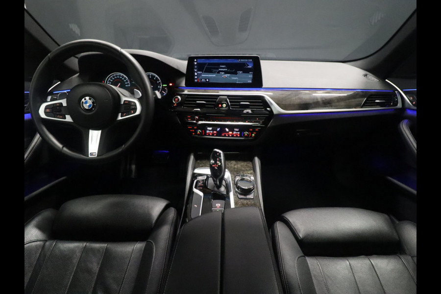 BMW 5 Serie Touring 530i M Sport [SCHUIFKANTELDAK, HEAD-UP, CAMERA, DIGITAL DASH, SFEERVERLICHT, STOELVENTILATIE, ELEK. STOELEN, VOL LEDER, NIEUWSTAAT]