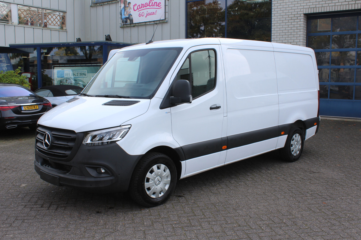 Mercedes-Benz Sprinter 317 CDI L2H1 RWD 3500 kg trekhaak, LED, MBUX met parkeerpakket en camera, Standkachel