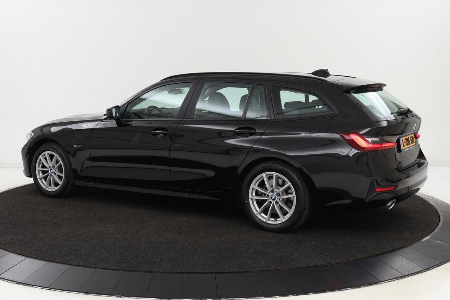 BMW 3-serie 320e Edition Plus | DAB+ | Leder | Carplay | Stoelverwarming | Laser LED | Navigatie | PDC | Bluetooth