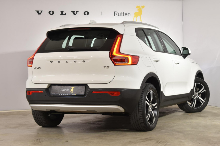 Volvo XC40 T3 156PK Momentum / Navigatie / Elektrische achterklep / Semi elektrisch uitklapbare trekhaak / Camera achter / Park Assist voor en achter