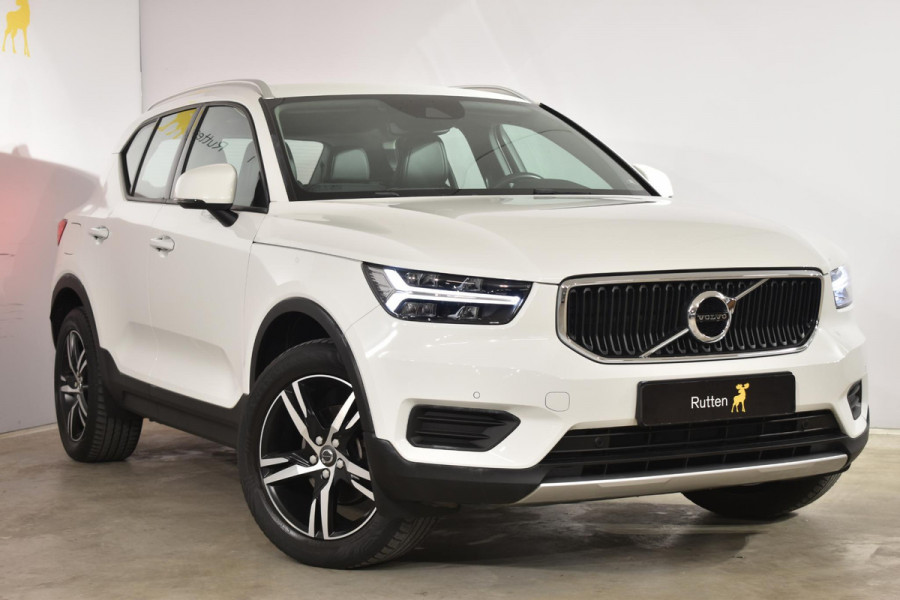 Volvo XC40 T3 156PK Momentum / Navigatie / Elektrische achterklep / Semi elektrisch uitklapbare trekhaak / Camera achter / Park Assist voor en achter